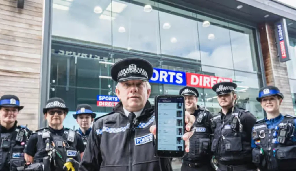 Chief Inspector Marcus Cator demonstrates the UKPAC app with his Hampshire and Isle of Wight Constabulary team