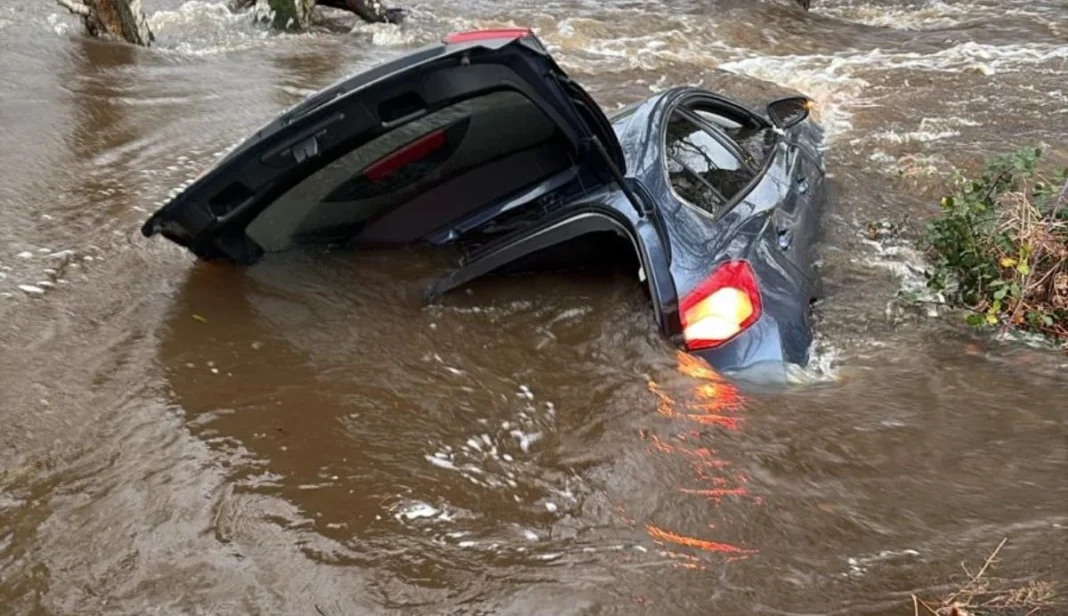 Vehicle Submerged in Floodwater rescued